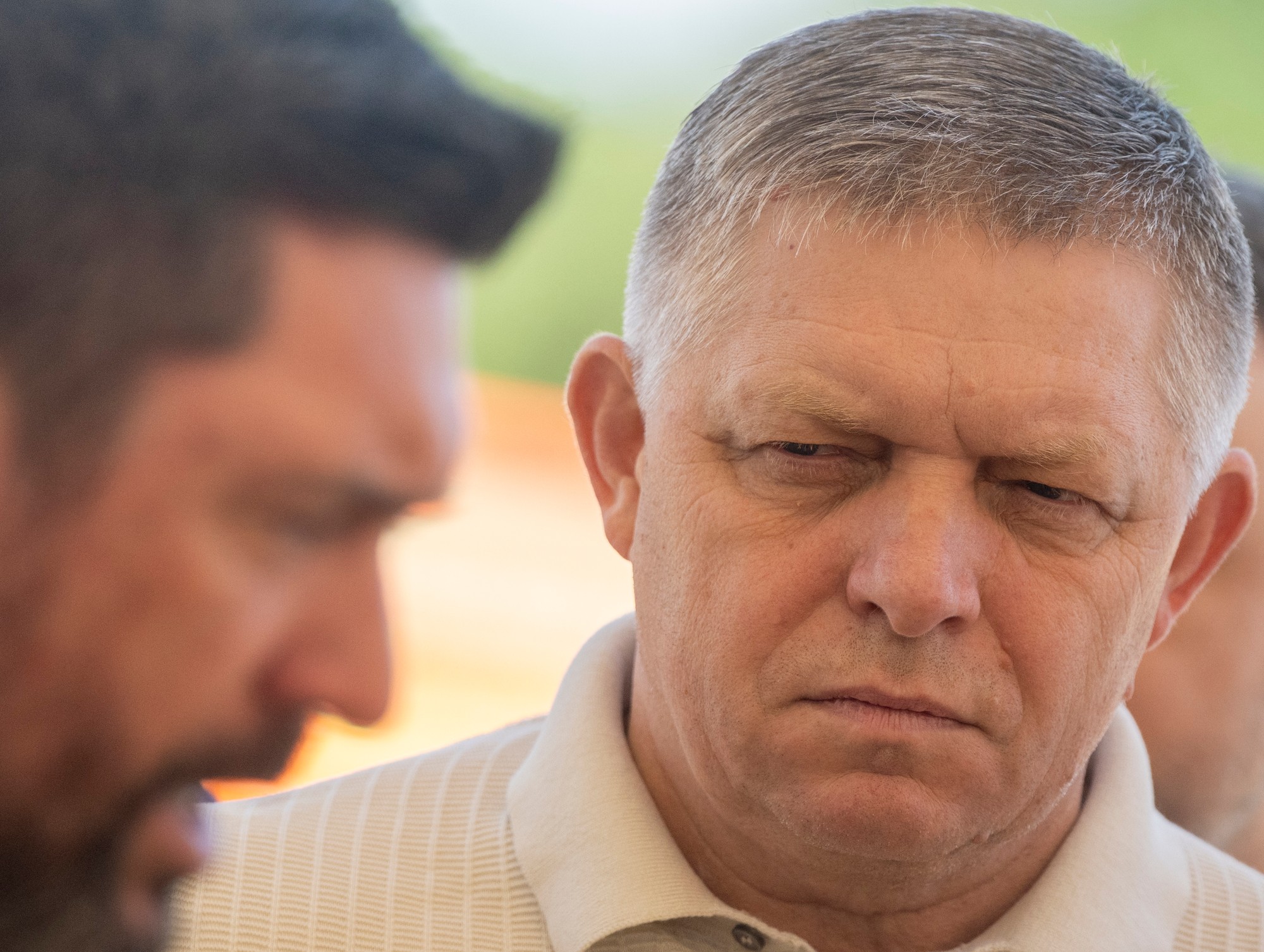 Vpravo predseda vlády SR Robert Fico a vľavo minister pôdohospodárstva a rozvoja vidieka SR Richard Takáč. 