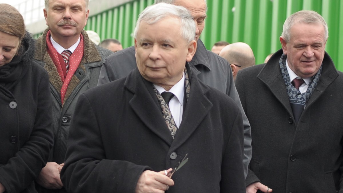 Trzeba pamiętać o ofiarach katastrofy smoleńskiej - powiedział prezes PiS Jarosław Kaczyński podczas uroczystości nadania odcinkom obwodnicy Siedlec nazw: Prezydenta Ryszarda Kaczorowskiego i Prezydenta Lecha Kaczyńskiego. Ulice łączy Rondo Ofiar Katastrofy Smoleńskiej.