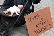 Manifestacja antyszczepionkowców podczas konferencji Adama Niedzielskiego