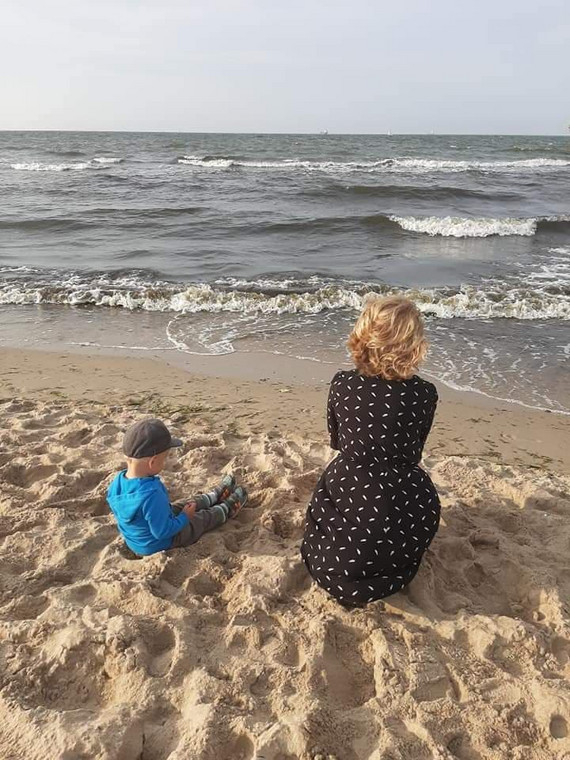 Monika i jej synek na plaży w Gdańsku, sierpień 2020 r. 