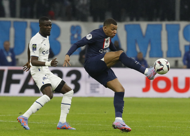 epa10492990 Eric Bailly (L) of Olympique Marseille and Kylian Mbappe (R) of Paris Saint Germain in action during the French Ligue 1 soccer match between Olympique Marseille and Paris Saint Germain at the Velodrome Stadium in Marseille, southern France, 23 February 2023. EPA/GUILLAUME HORCAJUELO Dostawca: PAP/EPA.