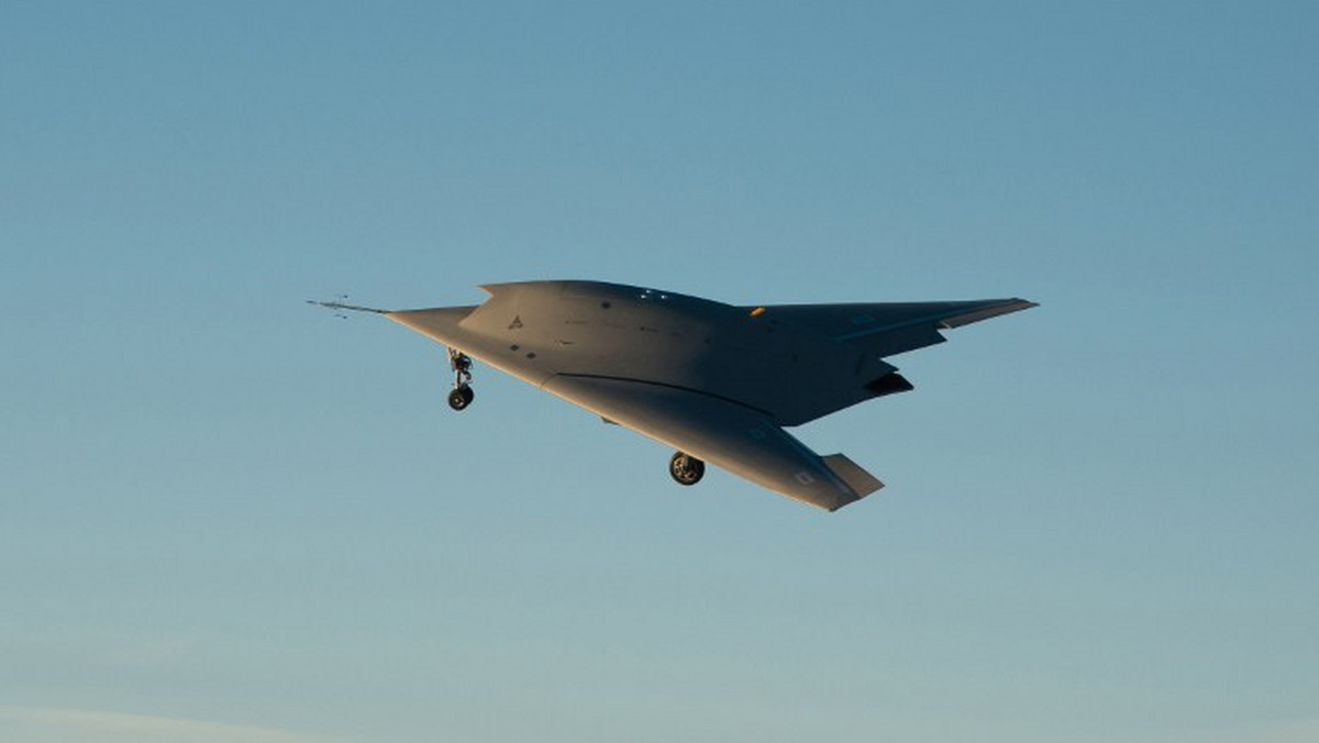 Ta broń może zmienić współczesne oblicze wojny. Niemiecka firma zbrojeniowa przetestowała laser, który jest w stanie zestrzeliwać drony w powietrzu z odległości ok. dwóch kilometrów - donosi serwis bbc.co.uk.