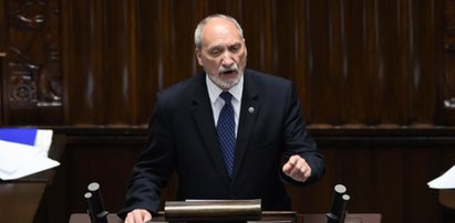 W rządzie ukrył się "smoleński ateista". Macierewicz go przejrzał...