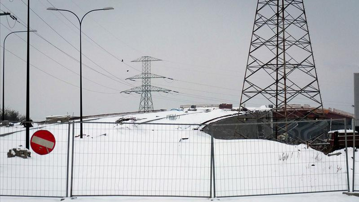 Mimo, że budowa przedłużenia ul. Gierdziejewskiego jest już opóźniona o pół roku, to inwestycja wciąż nie została ukończona. Teraz drogowcy przerwali prace z powodu śniegu i mrozów.