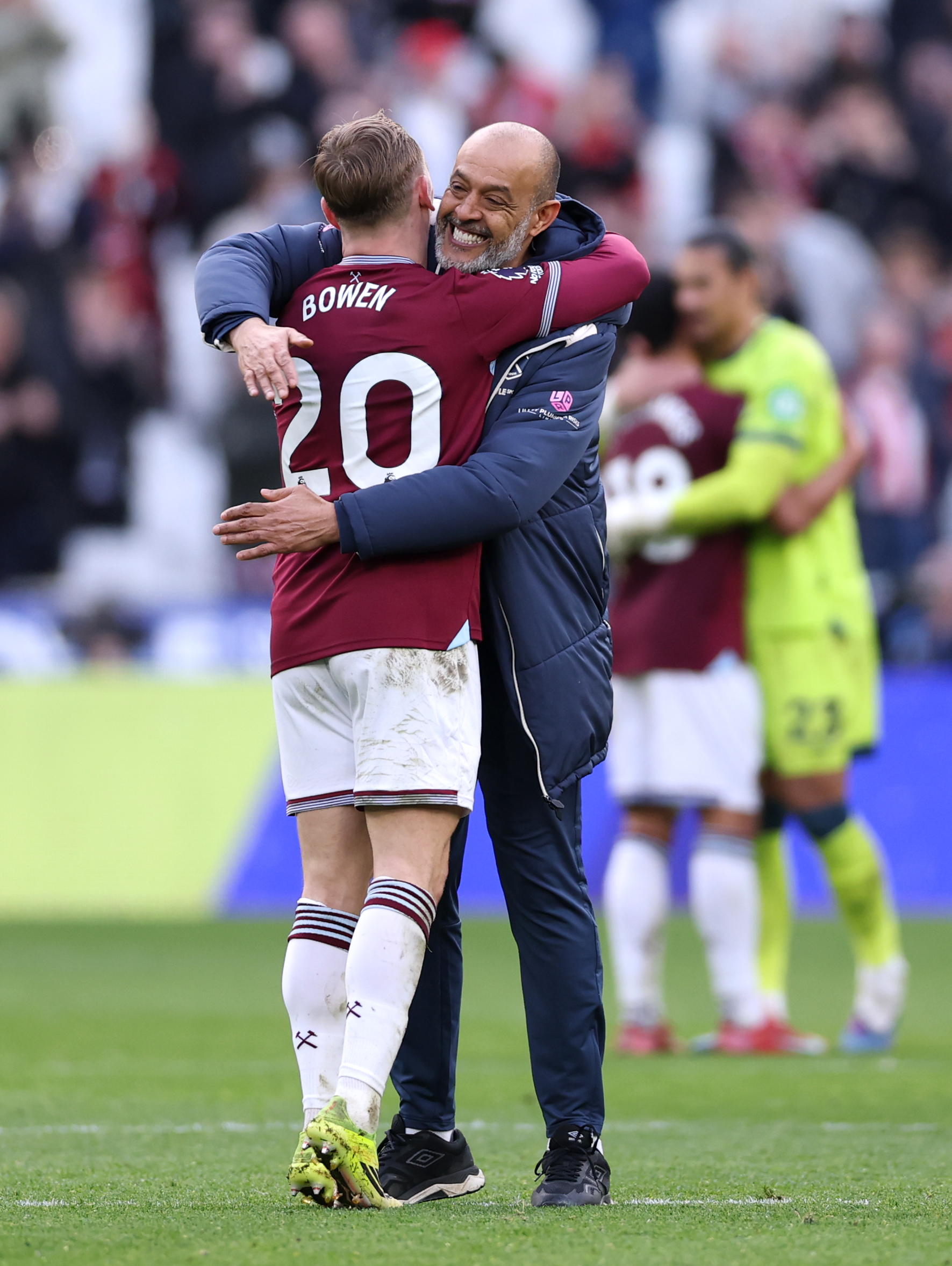 Xhaka loses cool with fans as West Ham down Sunderland 3-1