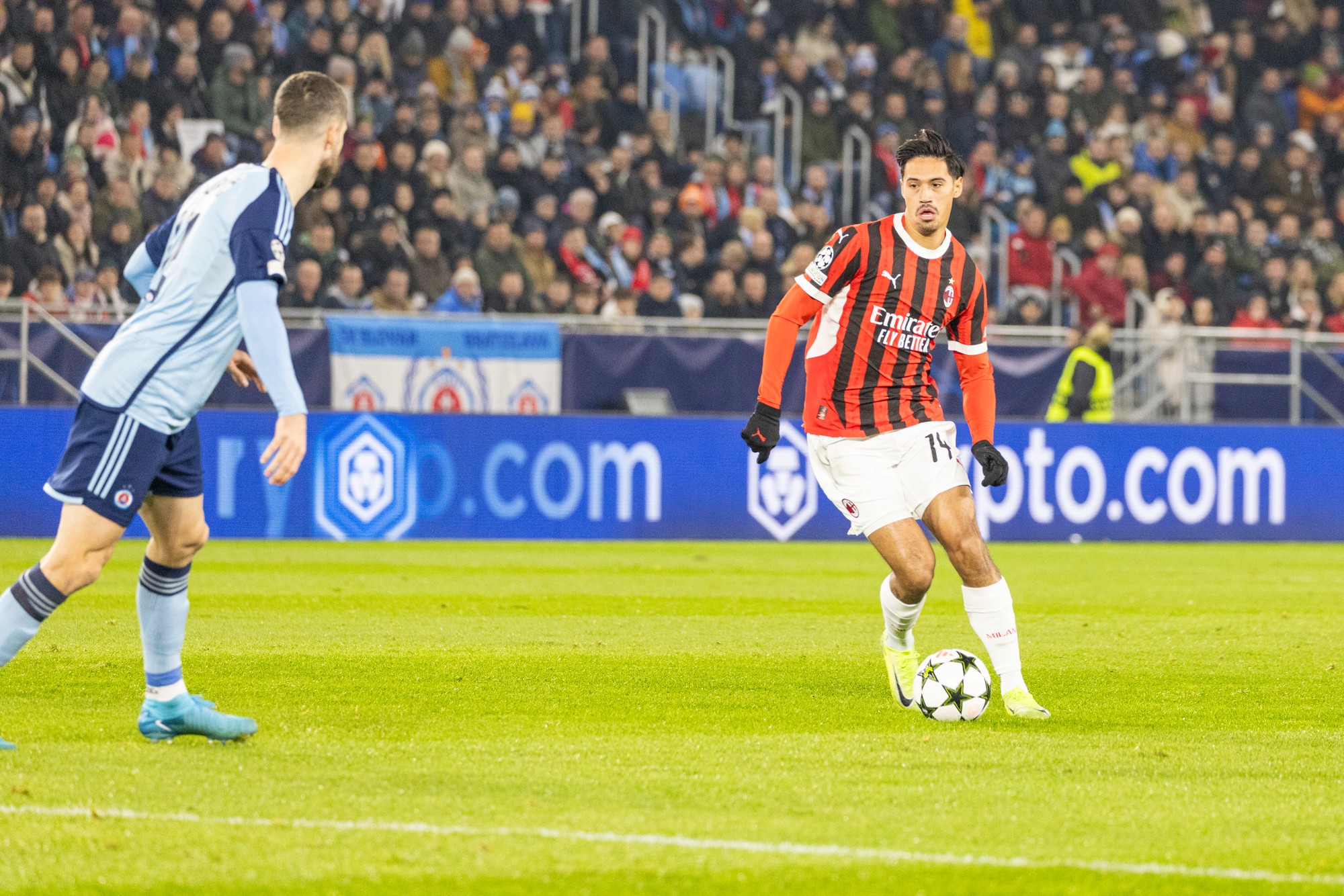 Zápas Slovan Bratislava - AC Miláno na Tehelnom poli.