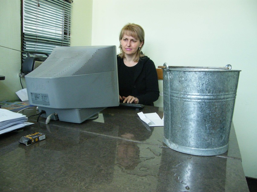 Na radnom stolu neizbežna je i kanta za sakupljanje vode