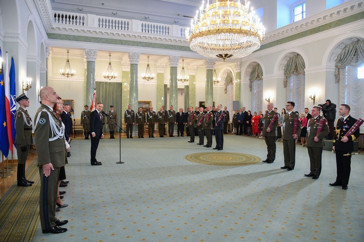Prezydent RP Andrzej Duda podczas uroczystości wręczenia nominacji generalskich oraz admiralskiej