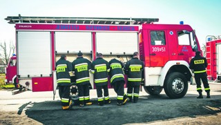 Praca strażaka. Od 2024 roku dostaną blisko 10 proc. podwyżki. Ile zarabia się w PSP? [STAWKI]