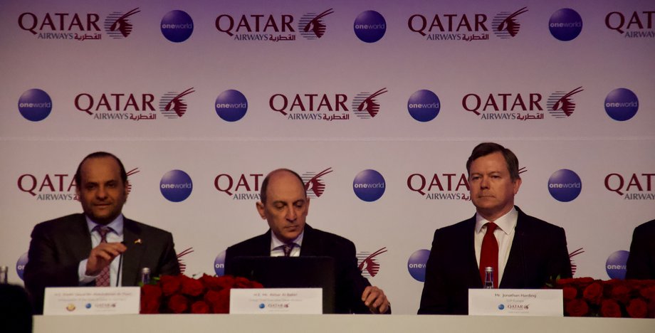 Akbar Al Baker (w środku), CEO Qatar Airways