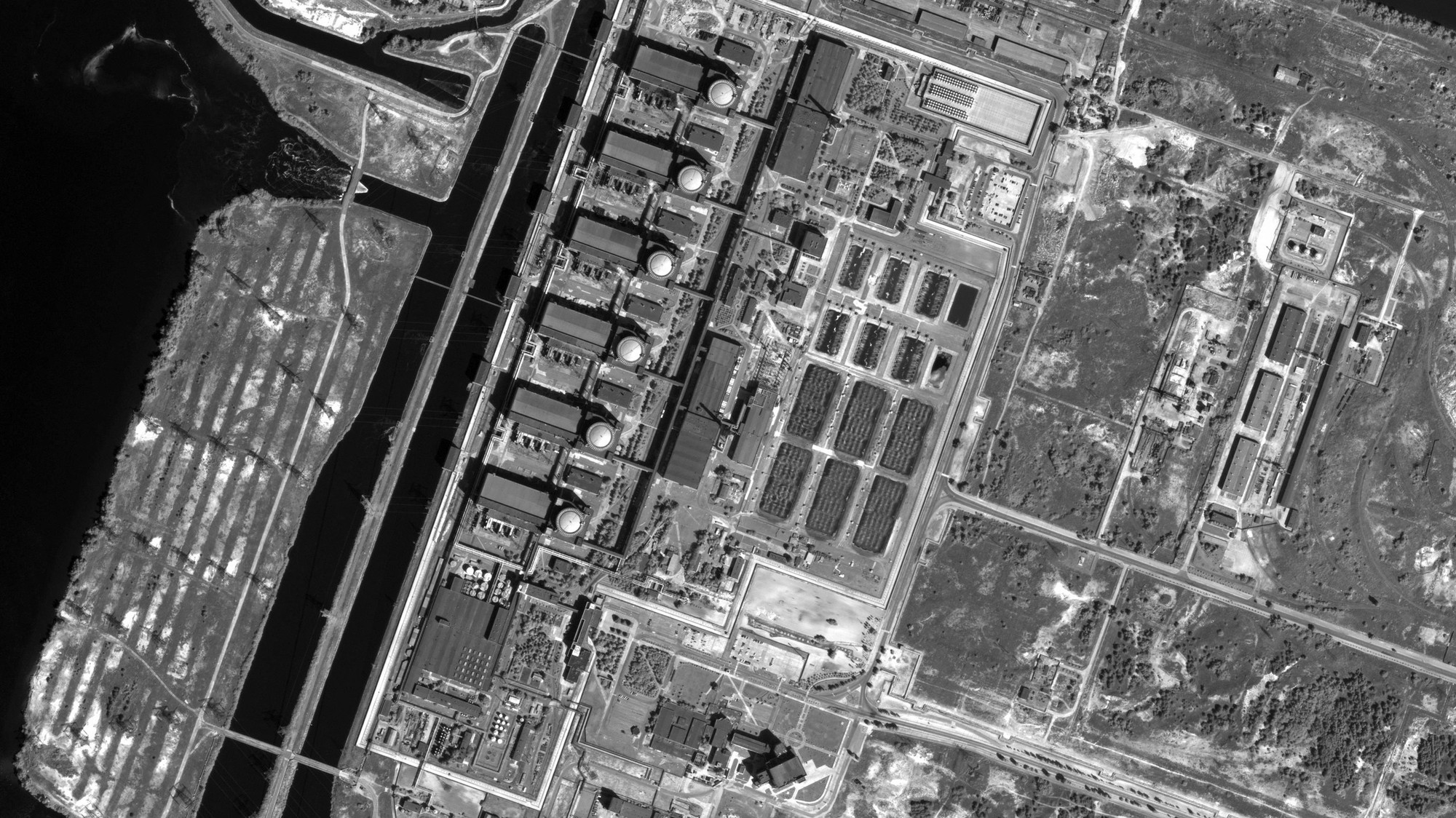 Pohľad na Záporožskú atómovú elektráreň v ukrajinskom Enerhodare