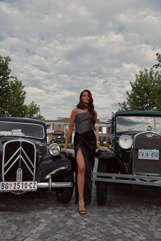 Gordana pozira pored oldtajmera