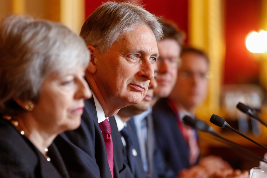 Premier Theresa May oraz Philip Hammond, minister finansów w rządzie Jej Królewskiej Mości