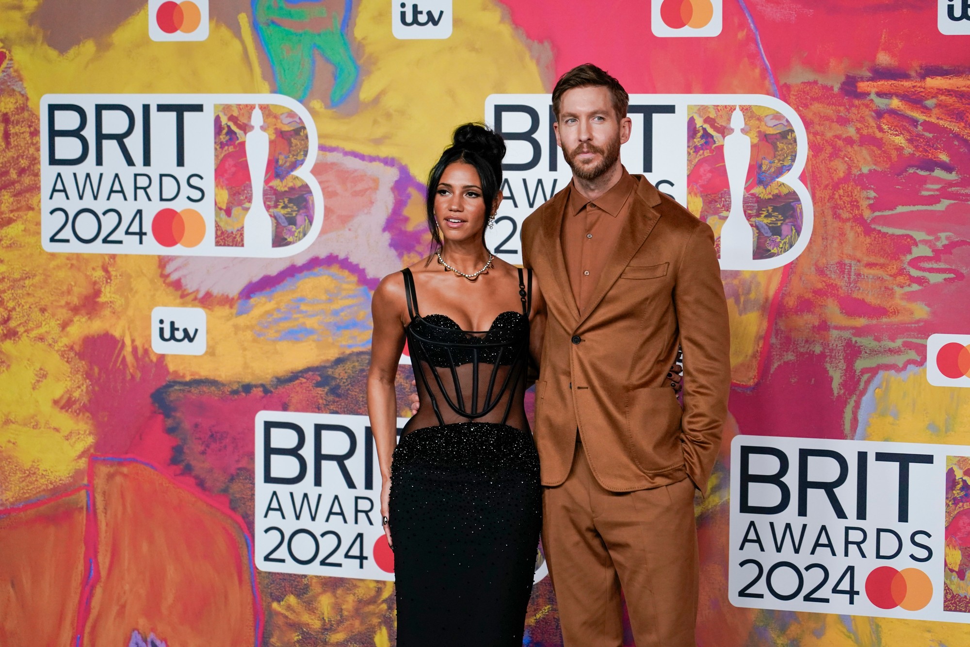 Ceny Brit Awards - Vick Hope, Calvin Harris.