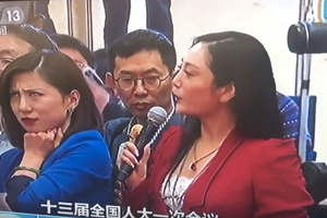 Reporterka Liang Xiangyi przewróciła oczami na konferencji chińskich władz