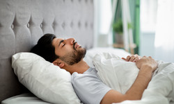 Dlaczego warto spać na plecach? Oto osiem korzyści zdrowotnych