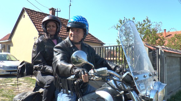 Zaljubljeni par na motoru