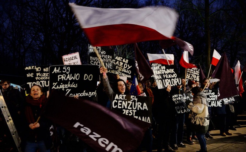 Protest Partii Razem przed KPRM