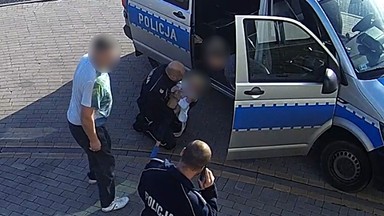 Nieprzytomne dziecko na rękach rodziców. Policjanci uratowali życie 3-latki