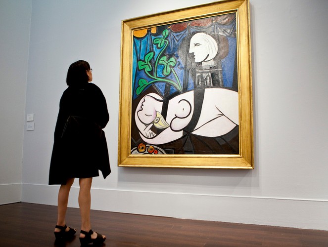 2. Pablo Picasso. Nikogo raczej nie dziwi, że Pablo Picasso już kolejny rok znajduje się na wysokiej pozycji w zestawieniu portalu Artprice. W ubiegłym roku jego prace zostały sprzedane za łączną kwotę 286,1 mln dolarów, w 3 tys. transakcji. Najdroższą pracą Picassa w ubiegłym roku była Nature Morte aux Tulipes (1932), którą dom aukcyjny Sotheby’s sprzedał w listopadzie za 37 mln dolarów. Rekord tego artysty pozostał jednak niezagrożony, ponieważ w 2010 r. obraz Nude, Green Leaves and Bust (1932) zmienił właściciela za 95 mln dolarów.
 Na zdjęciu obraz autorstwa Pabla Picassa „Nude, Green Leaves and Bust”.