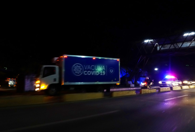 Ciężarówka ze szczepionkami podarowanymi przez Pekin na ulicy San Salvador w Salwadorze (kwiecień 2021)