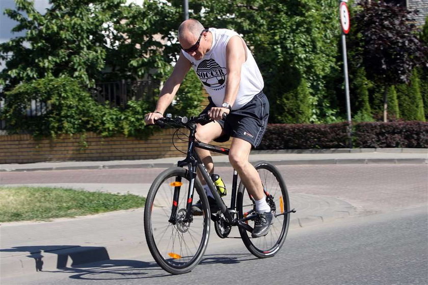 Polski aktor nie boi się udaru. Pedałuje nawet w skwar