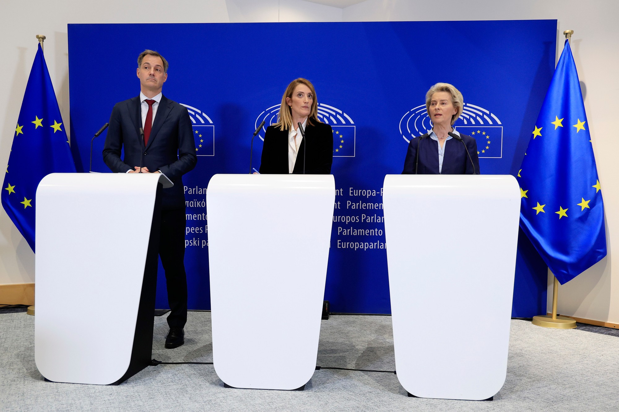 Zľava belgický premiér Alexander De Croo, predsedníčka Európskeho parlamentu Roberta Metsolová a predsedníčka Európskej komisie Ursula von der Leyenová