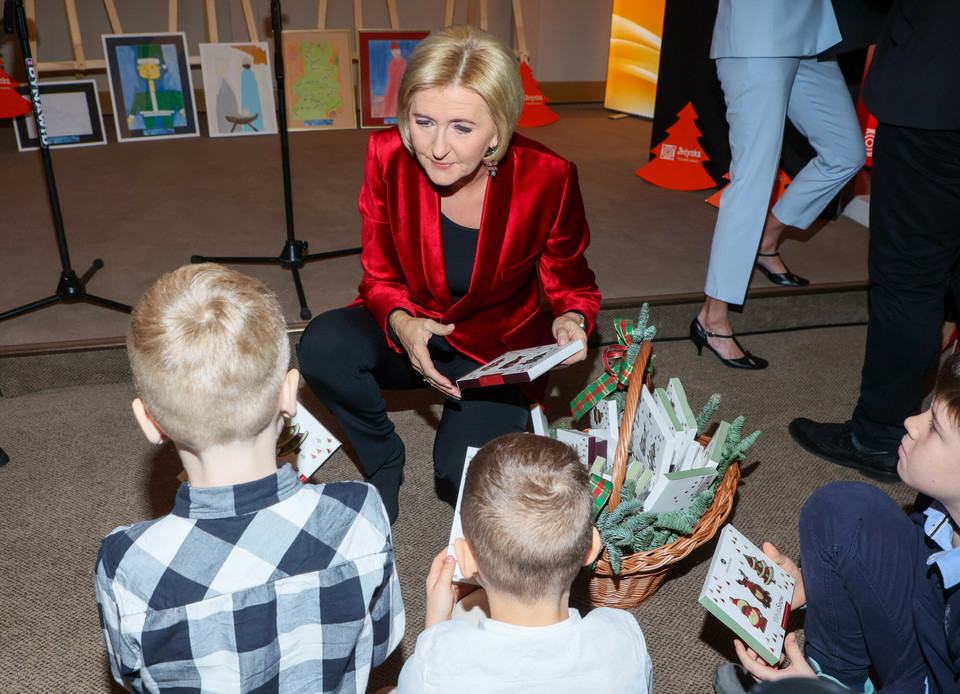 Agata Kornhauser-Duda w siedzibie Polskiego Radia z okazji akcji charytatywnej "Choinki Jedynki 2023"