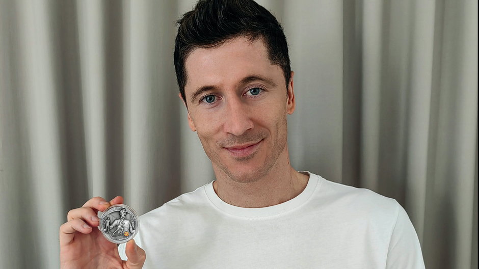 Seria srebrnych monet „Droga do marzeń” przedstawia karierę najwybitniejszego polskiego piłkarza Roberta Lewandowskiego