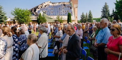 Msza polowa przy spalonym kościele. Co powiedział biskup sosnowieckiej diecezji parafianom?