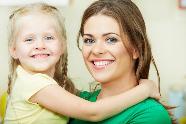 <b>Urlop wychowawczy</b>
<br>
<br>
Do urlopu wychowawczego mają prawo obydwoje rodzice zatrudnieni na umowie o pracę, którzy mogą wykazać się 6-miesięcznym, ogólnym stażem pracy.
<br>
<br>
Jest on przyznawany w celu sprawowania osobistej opieki nad dzieckiem, które nie ukończyło 5 roku życia. W wyjątkowych przypadkach można skorzystać z tego urlopu do ukończenia przez dziecko 18 lat.
<br>
<br>
Maksymalny wymiar urlopu wynosi 36 miesięcy. Istnieje możliwość podzielenia urlopu wychowawczego na kilka części, jednak nie więcej niż na 4. Co ważne, rodzice mogą korzystać z takiego urlopu jednocześnie przez okres do 4 miesięcy.
<br>
<br>
Urlop ten jest bezpłatny.
<br>
<br>
Nowelizacja Kodeksu pracy z a 2013 roku wprowadziła konieczność wykorzystania 1 miesiąca urlopu przez drugiego z rodziców, a ten nie może się go zrzec na rzecz drugiego opiekuna. W razie niewykorzystania urlopu w wymiarze jednego miesiąca przez danego rodzica, urlop ten przepada.