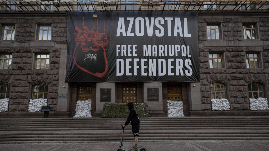 Baner z napisem "Uwolnić obrońców Mariupola" wiszący na kijowskim ratuszu
