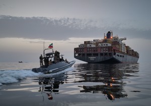 Gliser Iranske revolucionarne garde prilazi teretnom brodu "Epaminondas" tokom navodne zaplene plovila u Ormuskom zalivu 21. aprila