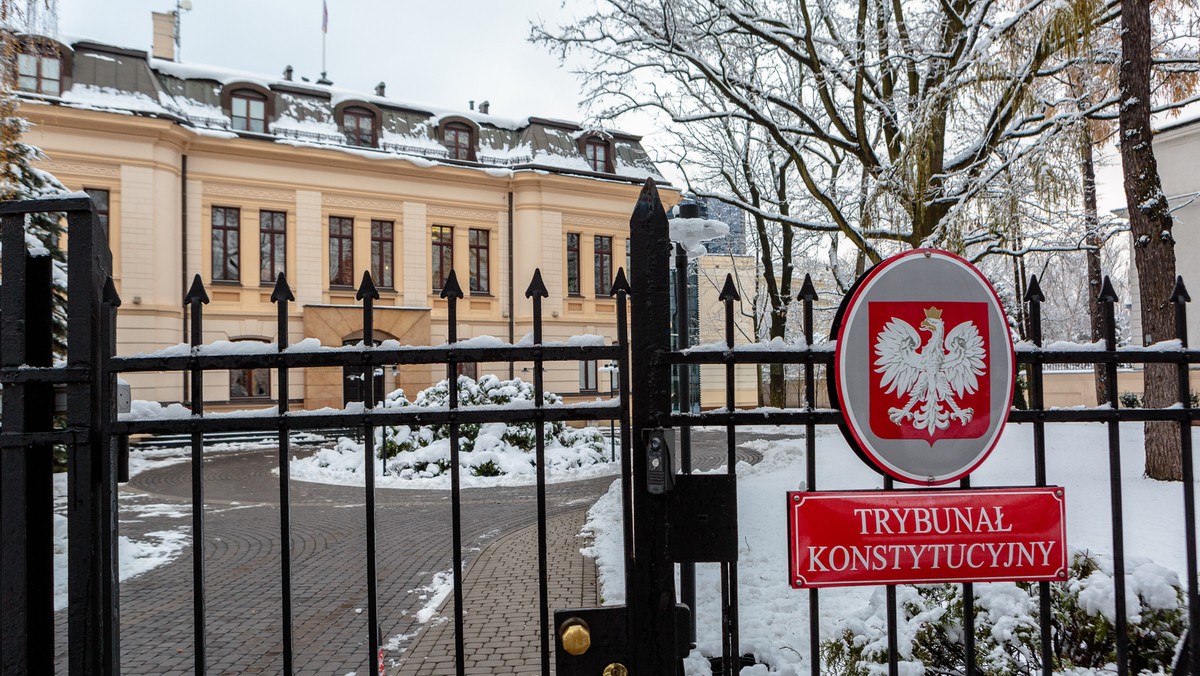 "Starzy sędziowie" TK mieli tragiczny dylemat: mogli albo całkowicie zbojkotować uczestniczenie w orzekaniu lub wykorzystać okazję i powiedzieć, jakie mają wątpliwości prawne m.in. co do składu TK - ocenił dziś konstytucjonalista prof. Wojciech Sadurski.