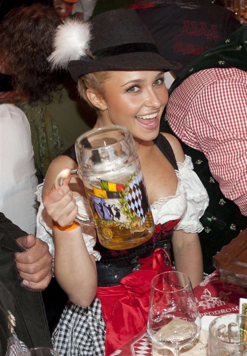 Lolitka pokazuje piersi na Oktoberfest. Foto