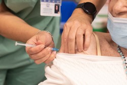 20 kwietnia rusza program szczepień drugą dawką przypominającą dla osób 80+