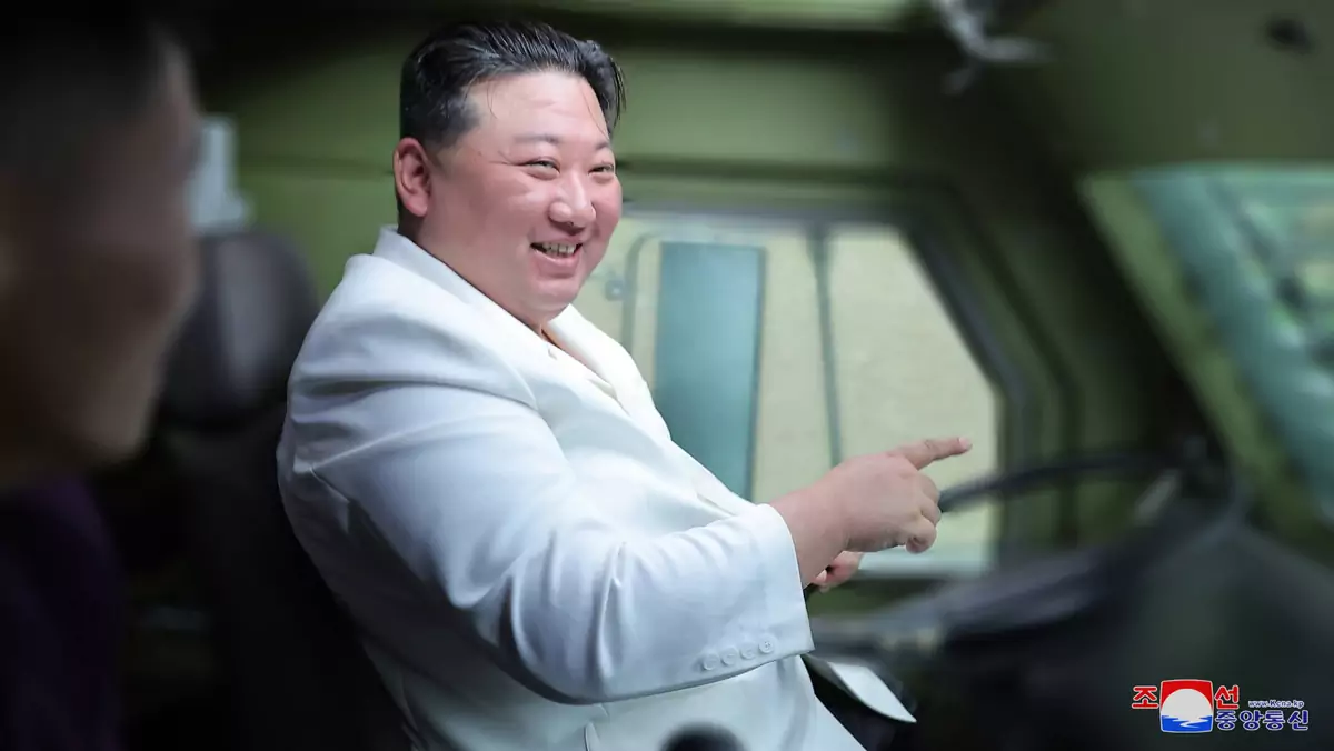 Kim Jong Un podczas wizytacji fabryki ciężarówek