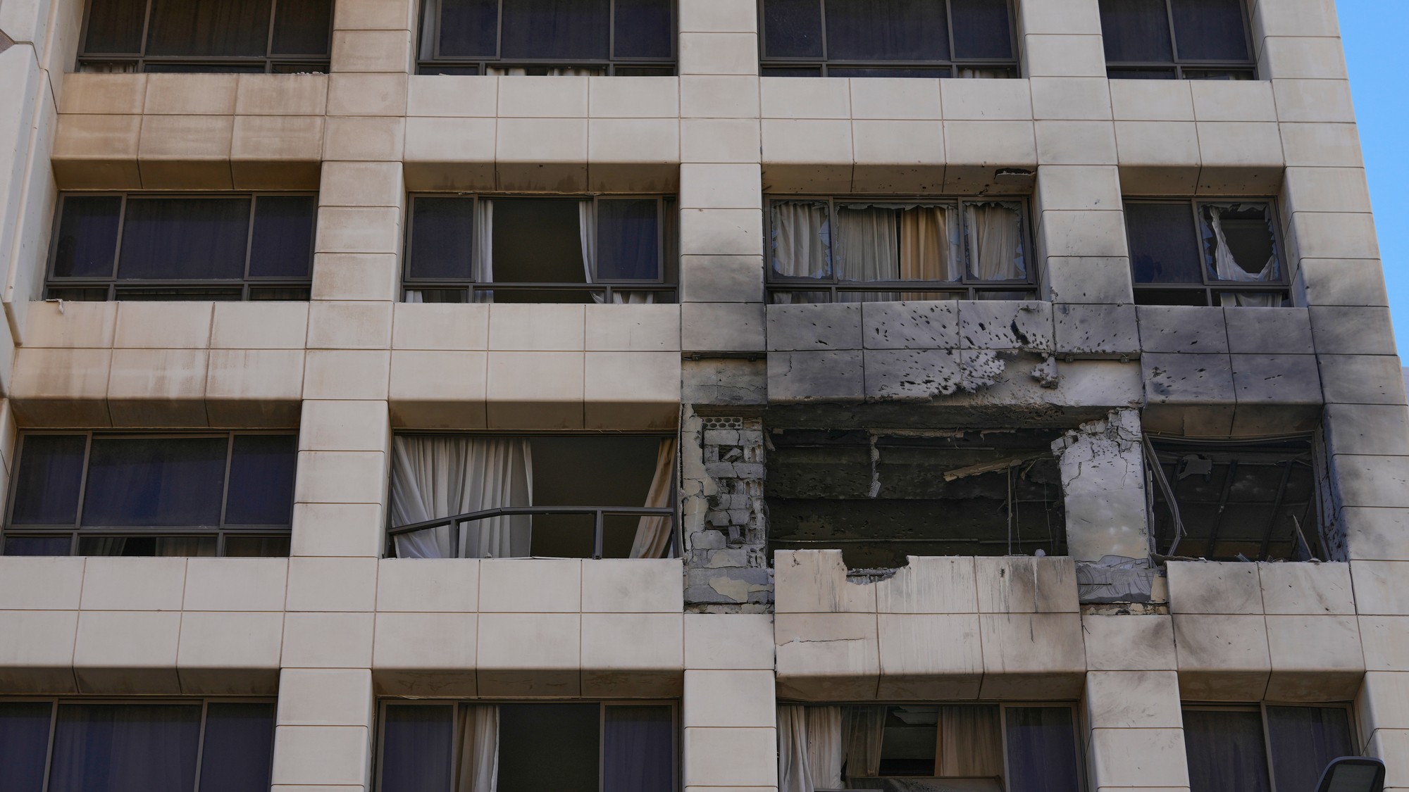 Poškodené hotelové izby zasiahnuté izraelským útokom v libanonskom Bejrúte.