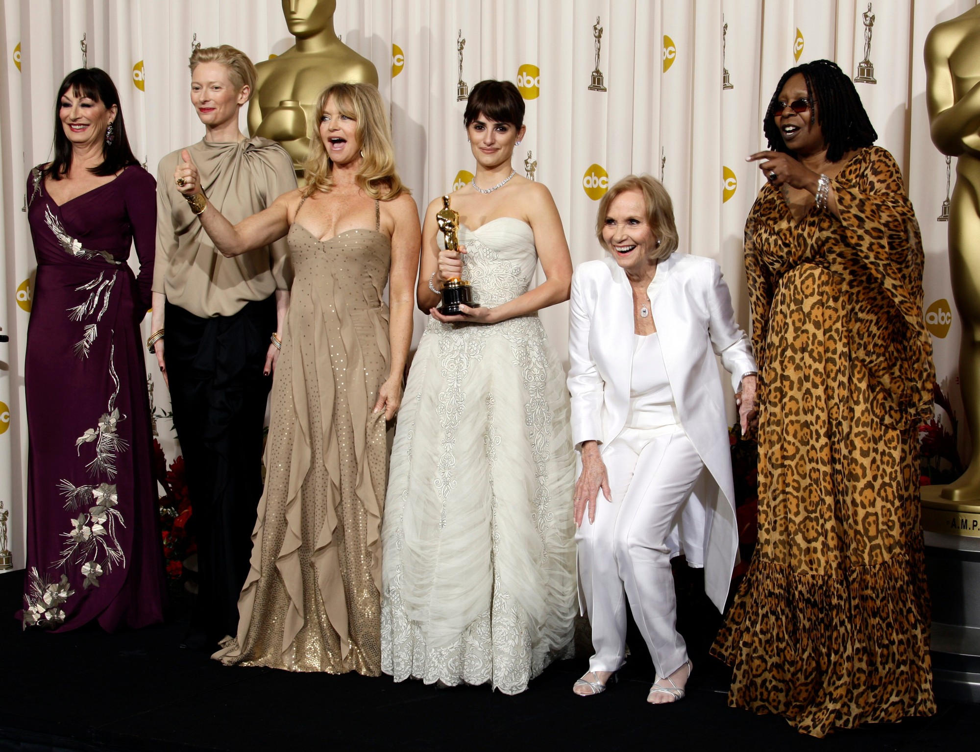 Zľava Anjelica Huston, Tilda Swinton, Goldie Hawn, Penelope Cruz, Eva Marie Saint a Whoopi Goldberg na 81. ročníku udeľovania Oscarov v roku 2009. 