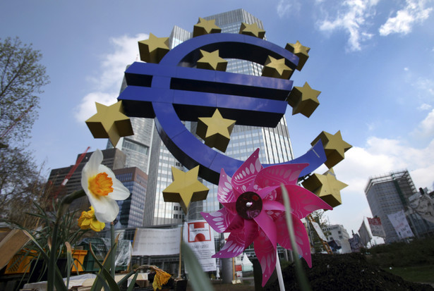 Symbol euro przed siedzibą Europejskiego Banku Centralnego (EBC) we Frankfurcie
