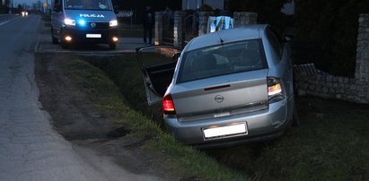 34-latek wjechał w ogrodzenie. Miał więcej szczęścia, niż rozumu