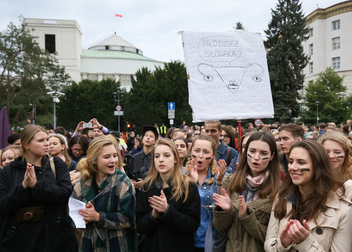 W trakcie debaty pod sejmem protestują przeciwniczki zaostrzania przepisów dotyczących aborcji