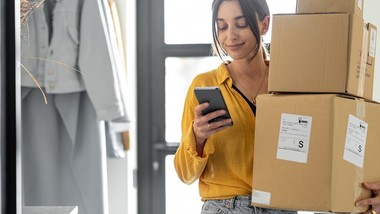 w jaki sposób kontrolować koszty dostawy w e-commerce? kurier i paczko