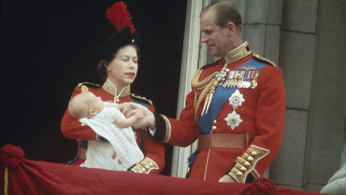 Elżbieta II ukrywała swoje ciąże. Dlaczego nigdy nie pokazała krągłości?