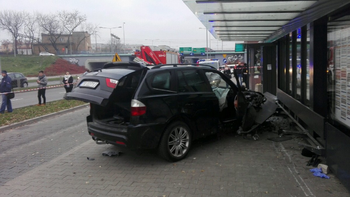 Zarzut sprowadzenia katastrofy w ruchu lądowym ze skutkiem śmiertelnym oraz kierowania pojazdem mechanicznym w stanie nietrzeźwości usłyszał dziś Robert C. To 52-latek, który w środę mając ponad trzy promile alkoholu w organizmie, wjechał w przystanek autobusowy w Kielcach. W wypadku zginęła jedna osoba, a trzy zostały ranne. Mężczyźnie grozi do 18 lat więzienia.