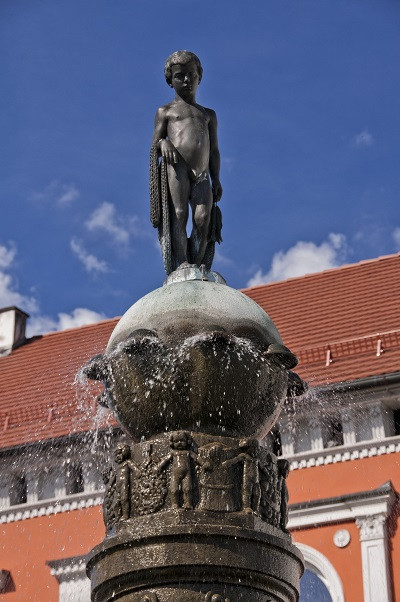 Bytom Odrzański, fontanna z chłopcem