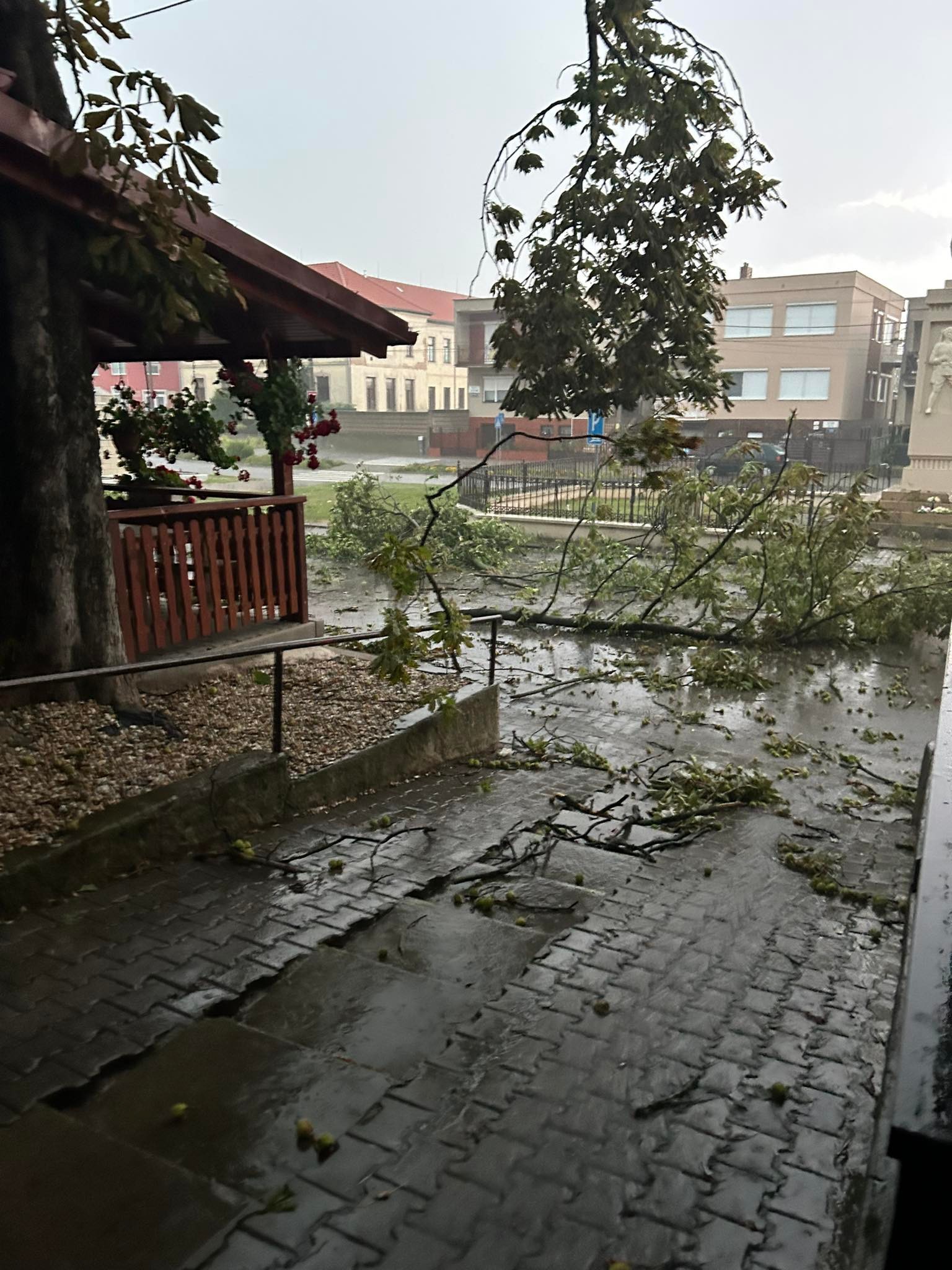 Spúšť v obci Tvrdošovce po búrke.