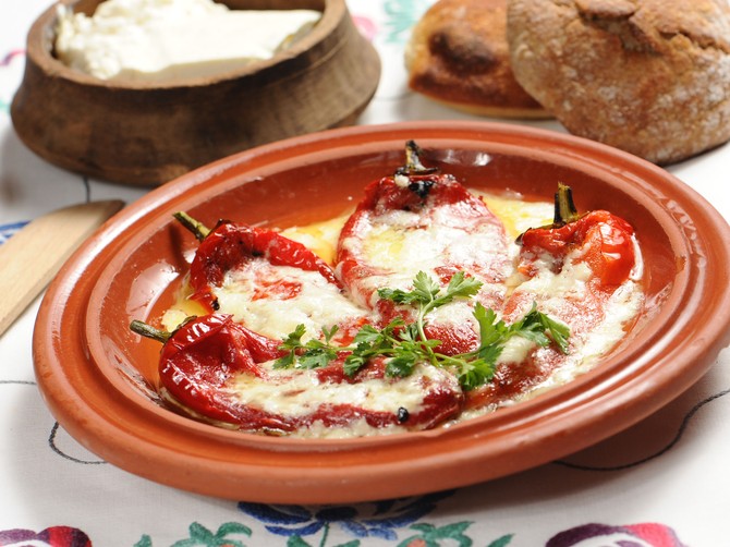 Paprike na kajmaku: Tradicionalni srpski recept od samo dva sastojka