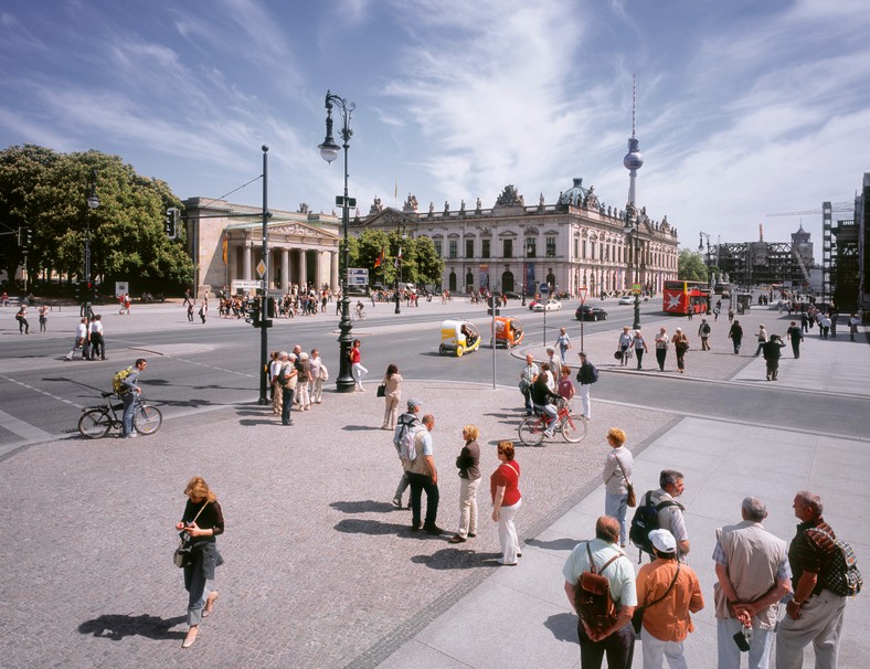 Ludzie na bulwarze Unter den Linden w Berlinie, Niemcy