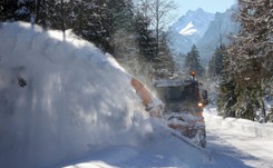 Szlak do Morskiego Oka otwarty. 'Cały czas występuje zagrożenie lawinowe'